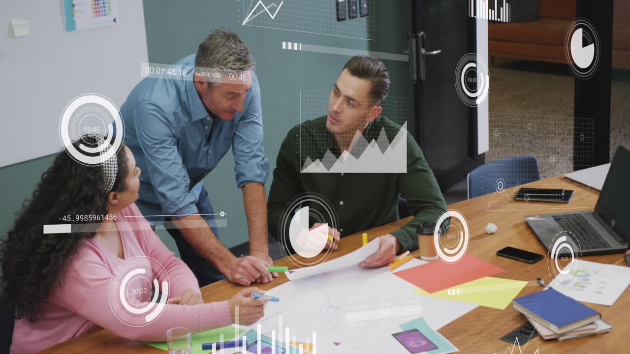 animación del procesamiento de datos financieros sobre diversas personas de negocios en la oficina