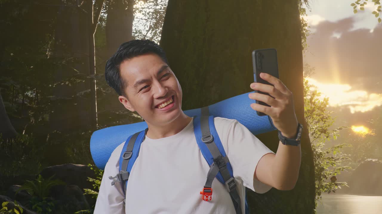 숲에서 셀피를 찍는 남자