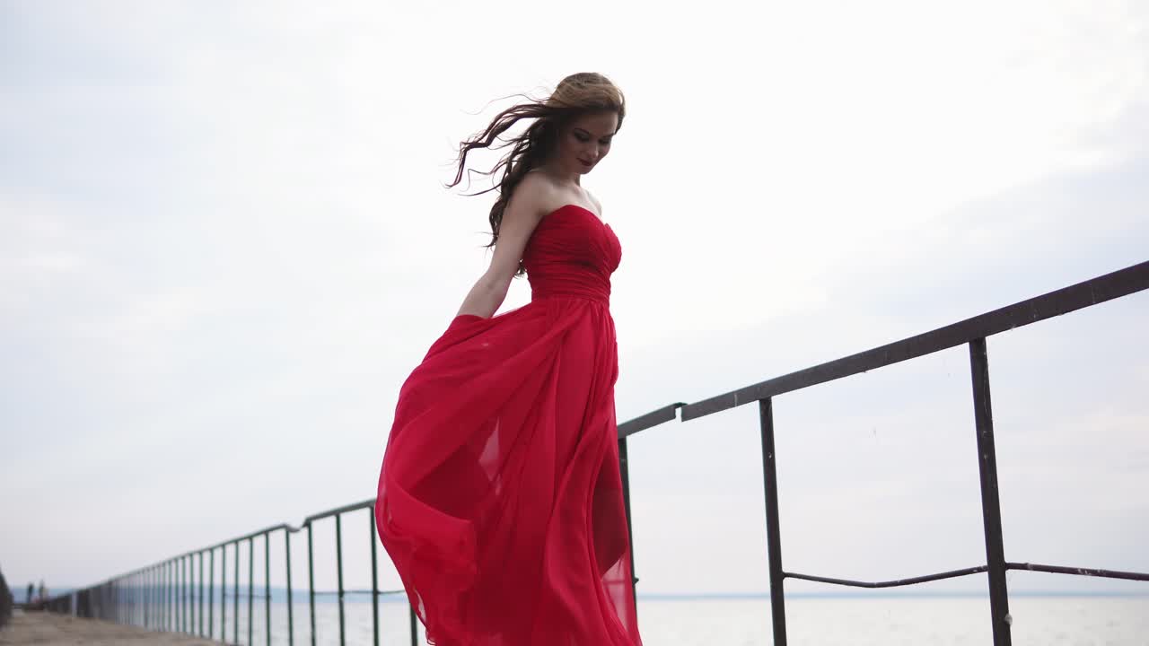 ⁇ 은 드레스를 입은 여자