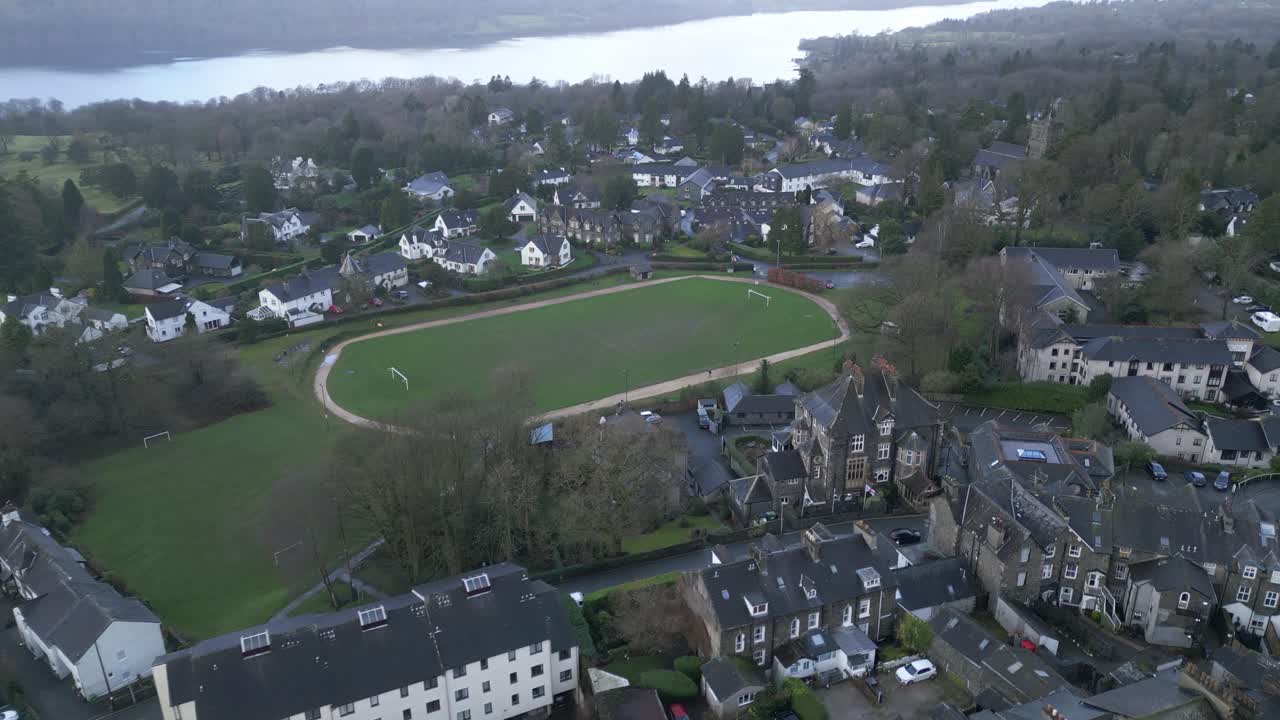 vista aérea del campo de fútbol de phoenix en windermere, reino unido