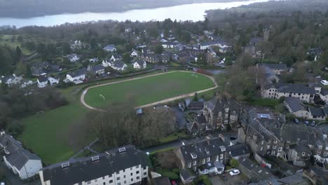 Luftaufnahme-Des-Phoenix-Fußballplatzes-In-Windermere,-Großbritannien,