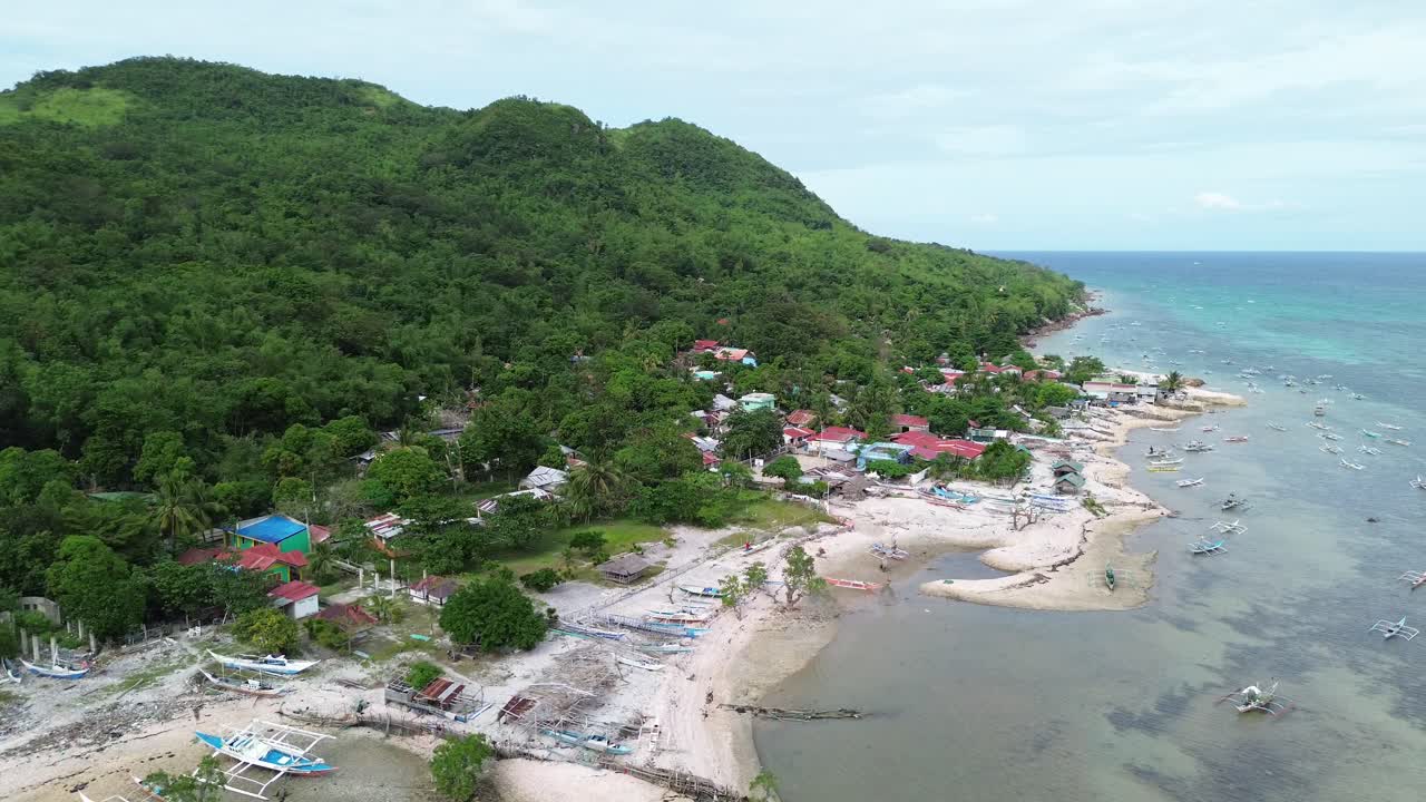 Vista aerea da drone di Scallop Beach sull'isola di Guimaras, Filippine, che mostra acque tropicali e un litorale di conchiglie di capesante. Panoramica costa insulare circondata da vegetazione rigogliosa e un litorale tranquillo