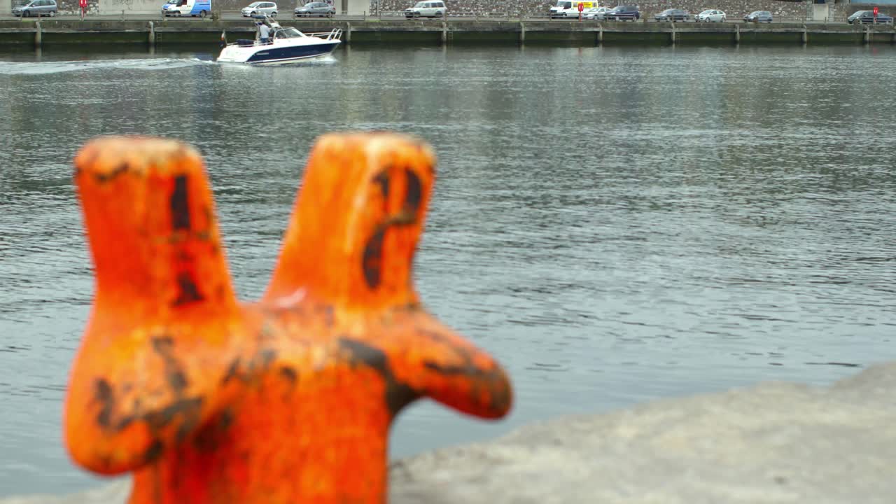 un bolardo naranja en un muelle