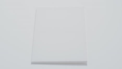 video vertical de un letrero de lienzo blanco con espacio de copia en un fondo blanco
