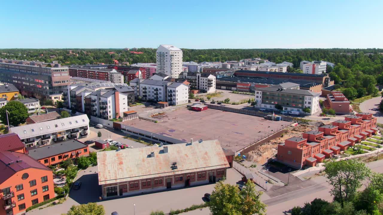 Høy vinkel av leiligheter og moderne arkitektur ved vannet i Sverige