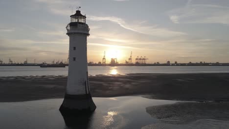 Ebbe-Luftaufnahme-Küstenleuchtturm-Offenbaren-Sonnenaufgang-Schifffahrtshafen-Kräne-Horizont-Umlaufbahn-Rechts-Zurückziehen