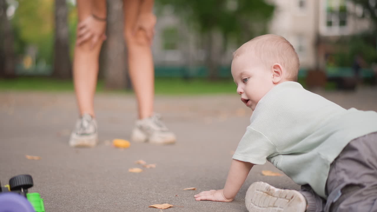 Pratica di equilibrio per bambini. Un bambino migliora la coordinazione all'aperto. Un bimbo allena la stabilità con marcatori colorati all'esterno. Un bambino pratica l'equilibrio sotto supervisione all'esterno con coni vivaci.