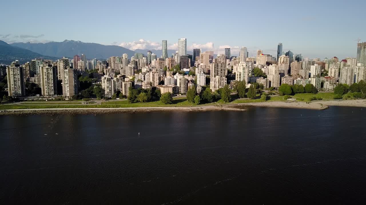 la mundialmente famosa playa kitsilano, conocida popularmente como kits beach, en vancouver, bc, canadá, reabrió en medio de la pandemia del coronavirus - antena