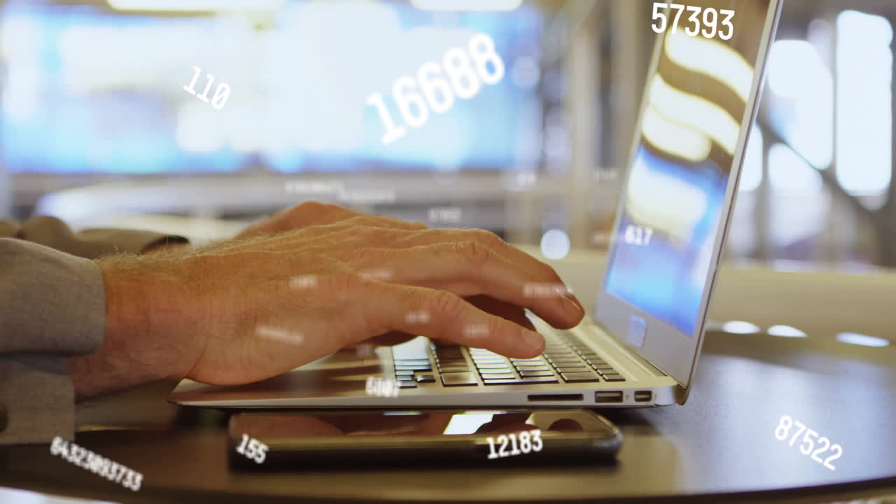 animación de procesamiento de datos sobre empresario caucásico usando computadora portátil en la oficina