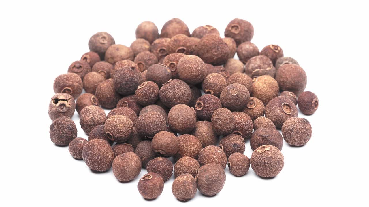 allspice aislado en una rotación de bucle blanco y sin costuras