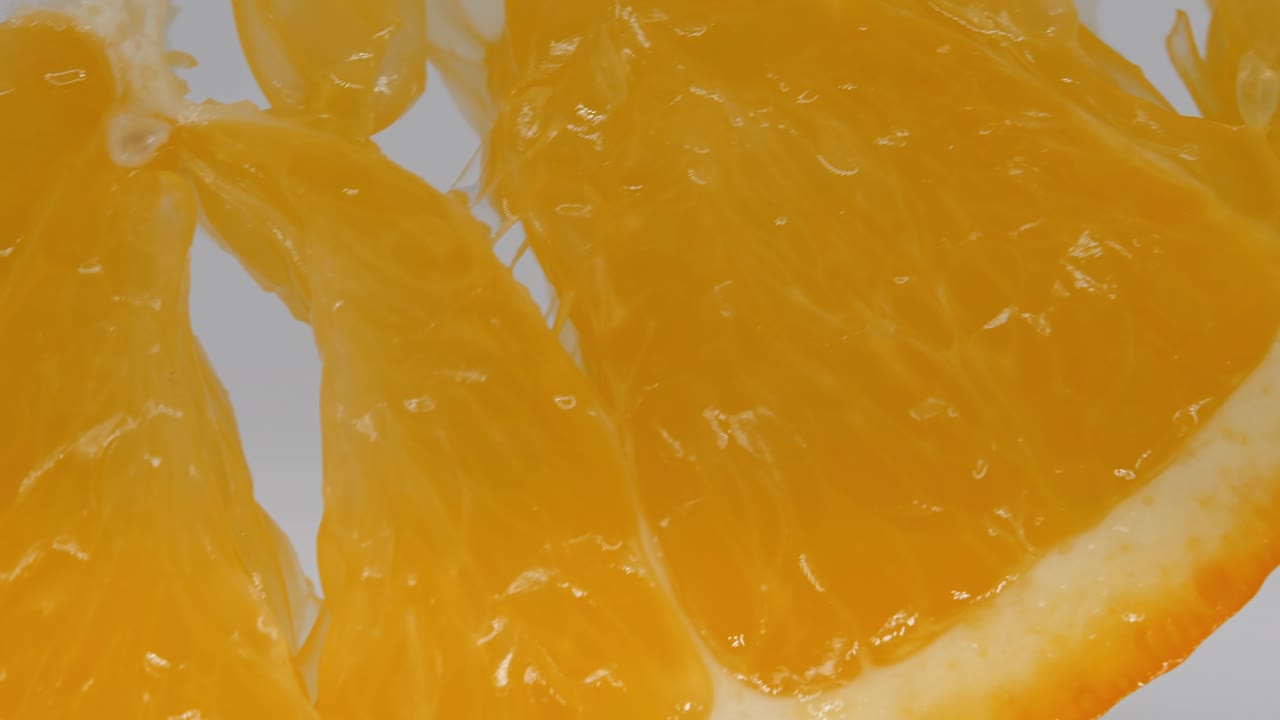 Arancione su sfondo bianco.