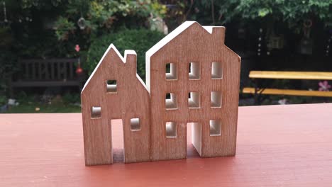 adorno de casa de madera en miniatura en idea de concepto de hipoteca de jardín en recesión