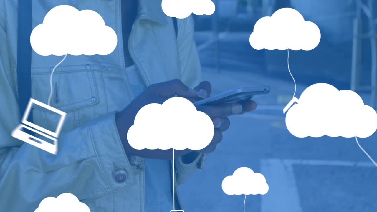 animación de nubes digitales con iconos sobre una mujer que usa un teléfono inteligente