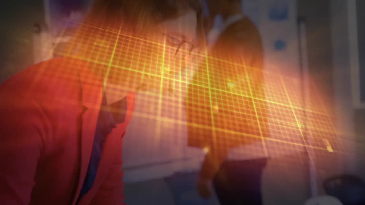 animación de una línea isoeléctrica sobre una mujer de negocios caucásica que usa una computadora portátil en la oficina