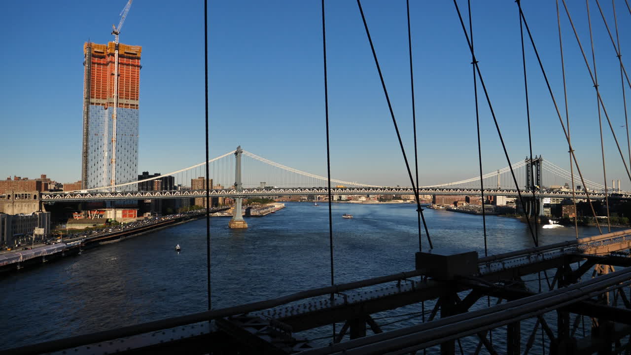Veduta panoramica di New York City con il Ponte di Manhattan e l'East River
