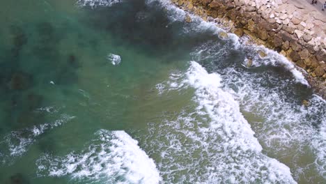 Olas-Rompiendo-En-La-Orilla-Rocosa