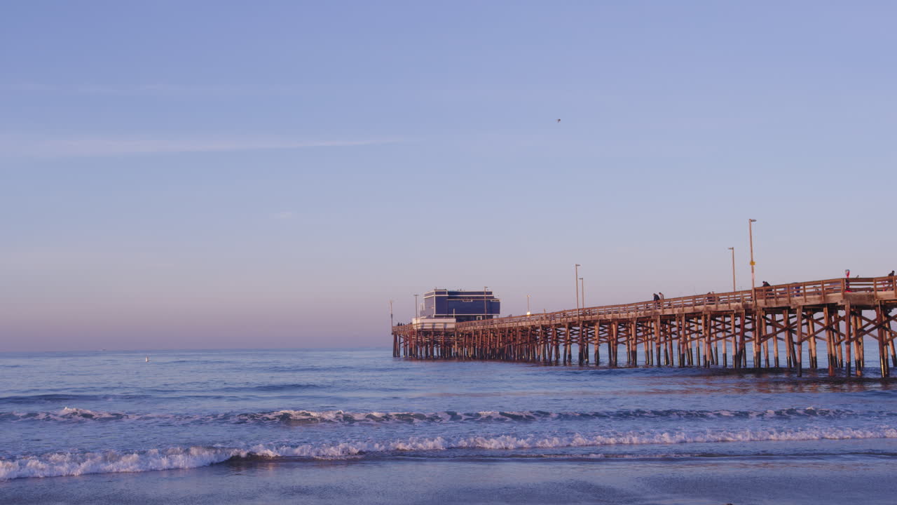 뉴포트 비치, 캘리포니아, 미국에서 새벽 낚시 부두와 해변의 해안선에서 파도