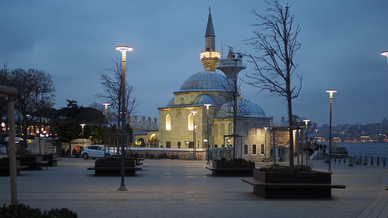 vista nocturna de una mezquita en estambul
