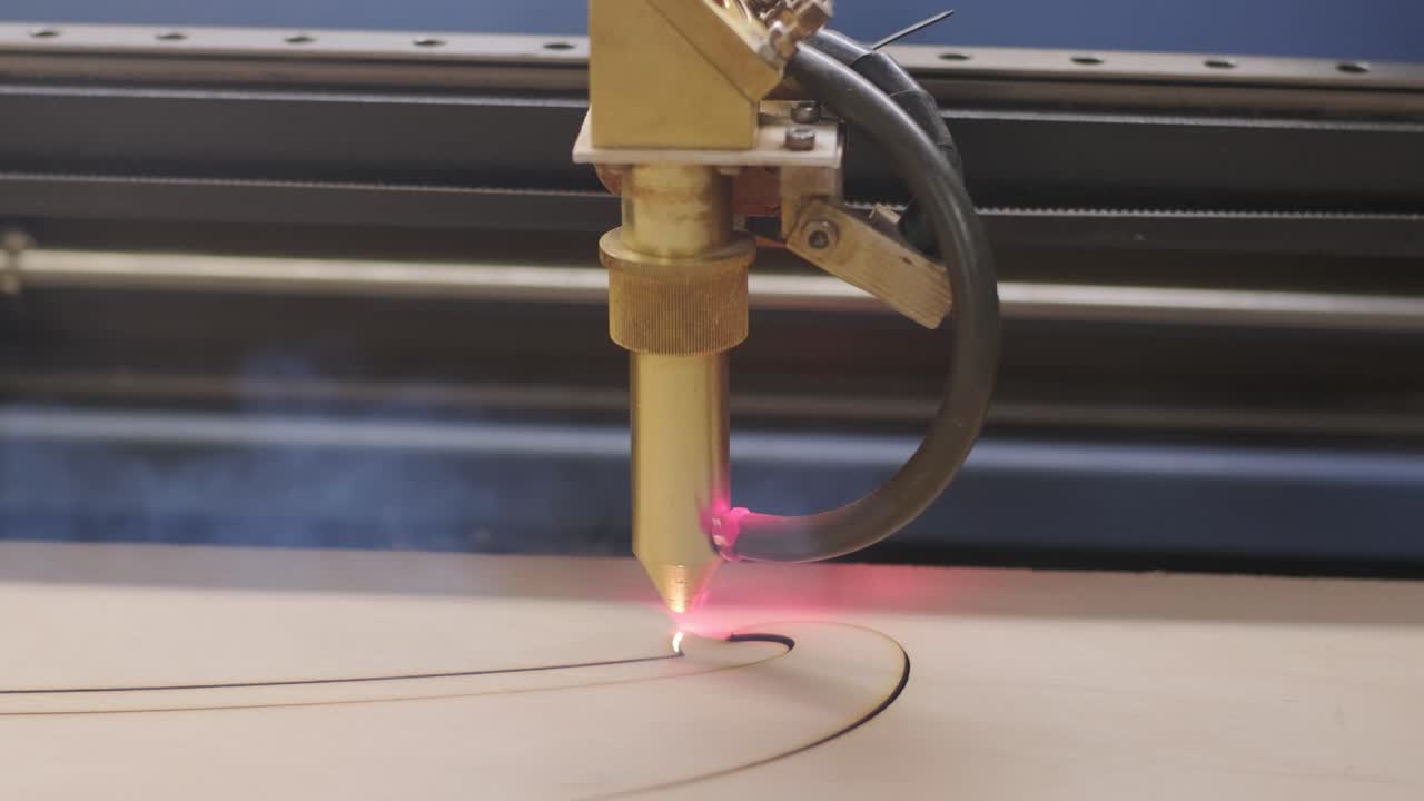 la máquina de corte por láser cnc corta tablas de madera y contrachapado