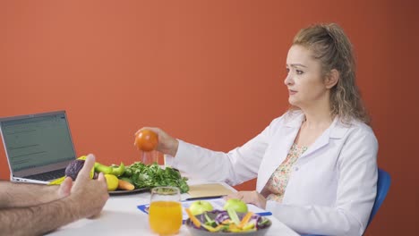 un dietista que prepara un programa de nutrición con verduras.