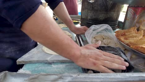 fabrication de la pâte à samosa