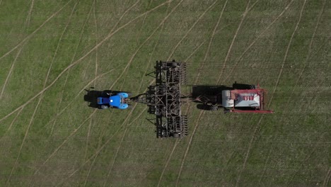 4k-60fps-Getreidesämaschine-Beim-Fahren-Auf-Dem-Bauernhof-Beim-Fahren-Der-Sämaschine---LKW-Aufnahme