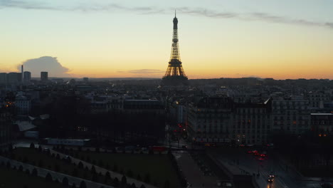 Aufsteigende-Aufnahmen-Der-Stadt-In-Der-Abenddämmerung.-Silhouette-Einer-Metropole,-Die-Gegen-Den-Abendlichen-Farbhimmel-Dominiert.-Paris,-Frankreich