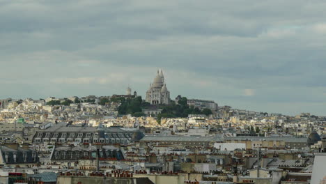 el lapso de tiempo del panorama de parís en un día nublado