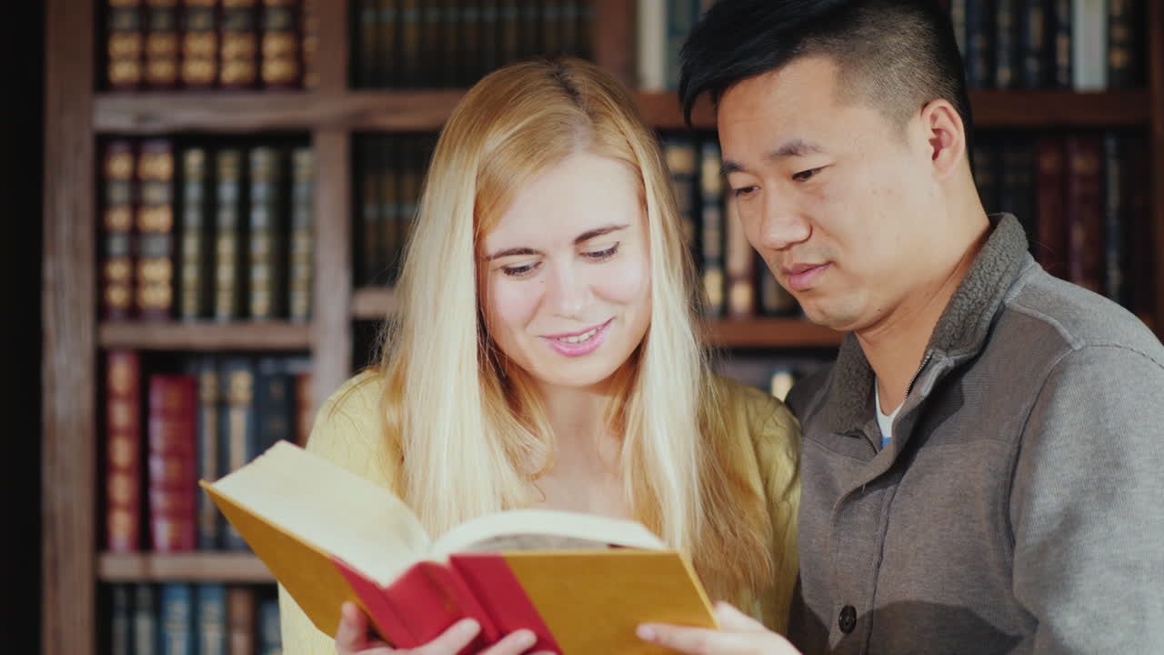 두 학생이 도서관에서 책을 읽고 03