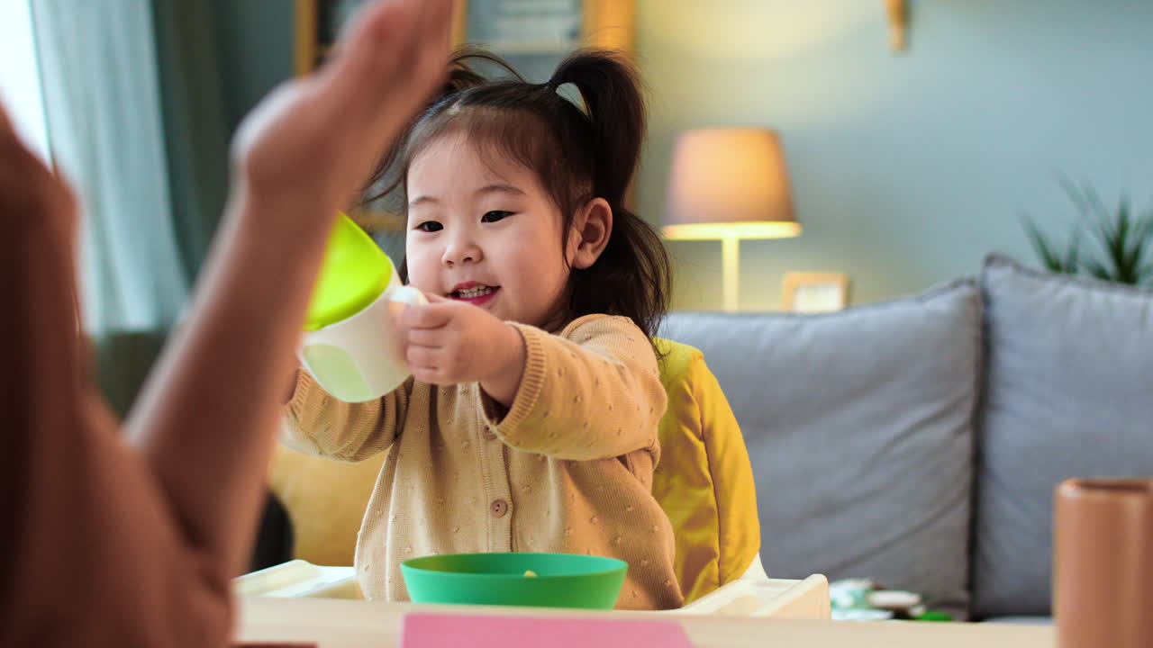 의자 에 앉아 있는 아시아 아기