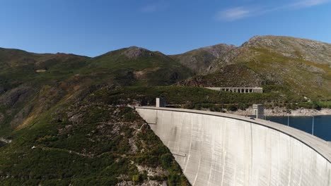 vista de la presa de agua desde arriba