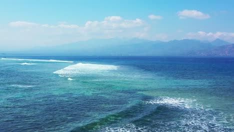 las aguas cristalinas con hermosos arrecifes de coral, con pintorescas montañas de una isla tropical en la distancia