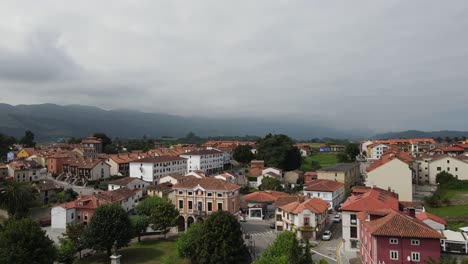 ciudad de colombres en asturias con una vista ascendente de drones sobre la ciudad