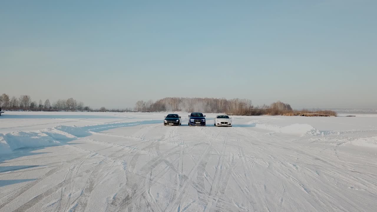 얼어붙은 호수에서 럭셔리 자동차