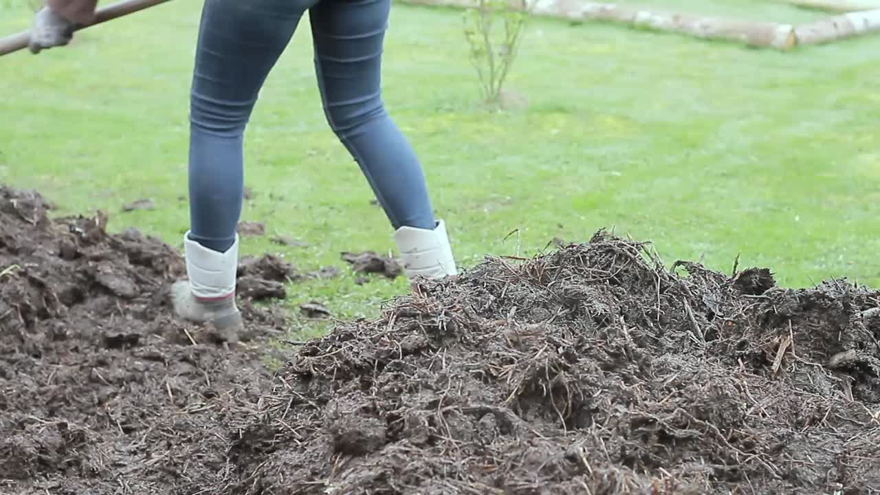 hacer compost en el jardín con la gente imágenes de stock foto de stock