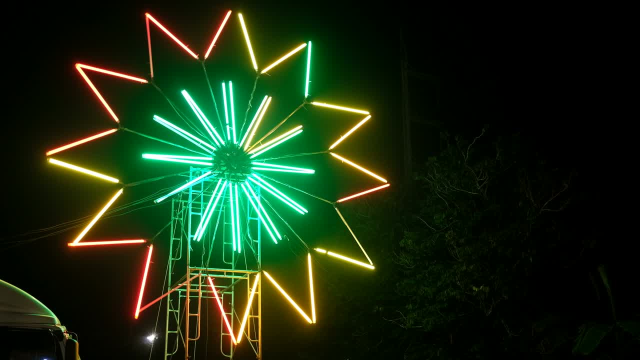 빛나는 빛과 함께 다채로운 회전 꽃. 공중 축제의 아름다운 구조