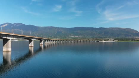 techniti limni polifitou- puente sobre el lago polifitou en grecia