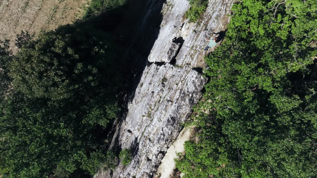 레스 로체스 (les roches) 에서 산책하는 사람을 따라가는 새의 모습, 크레스트 (crest) 의 등반 장소, 공중 상단  뷰