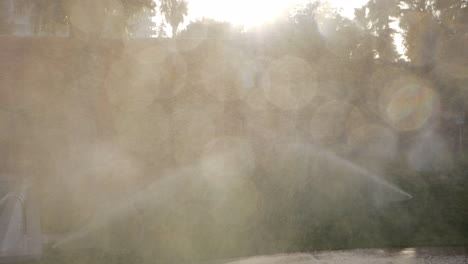 Rasenbewässerung-Mit-Gartensprinklern,-Blick-Ins-Sonnenlicht