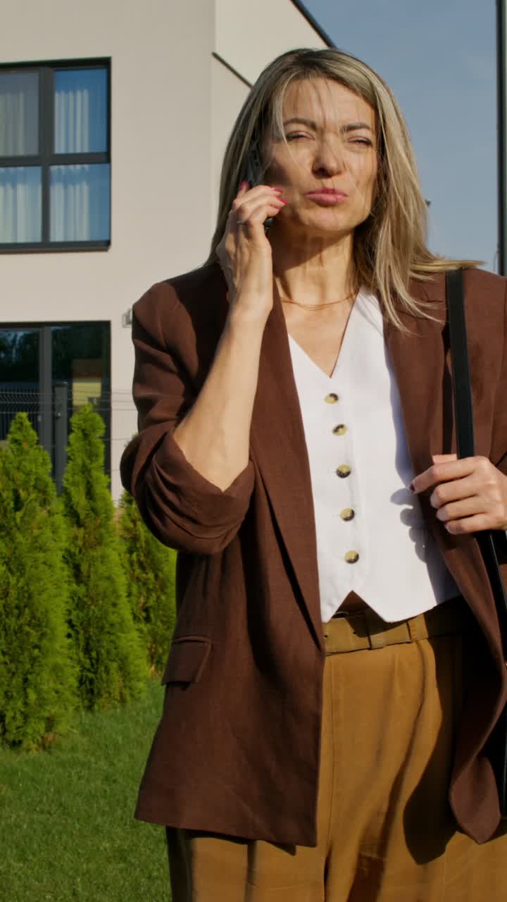 kvinde, der taler i telefon udenfor