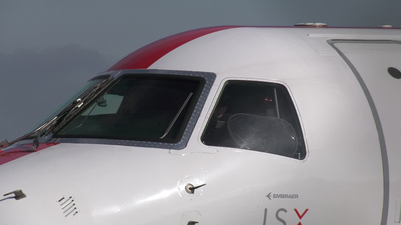 avión rodando por la pista