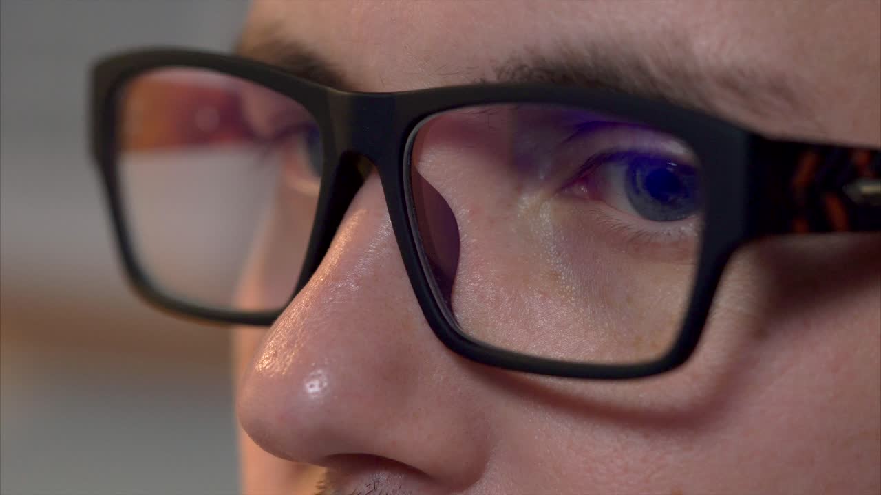 primer plano de una persona que lleva gafas