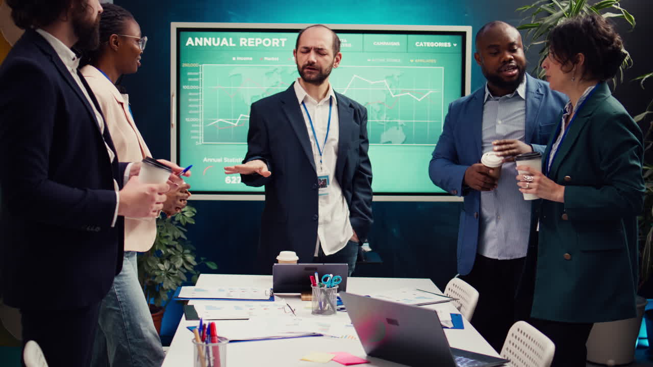 gerente de proyecto preocupado tratando de recopilar toda la información importante