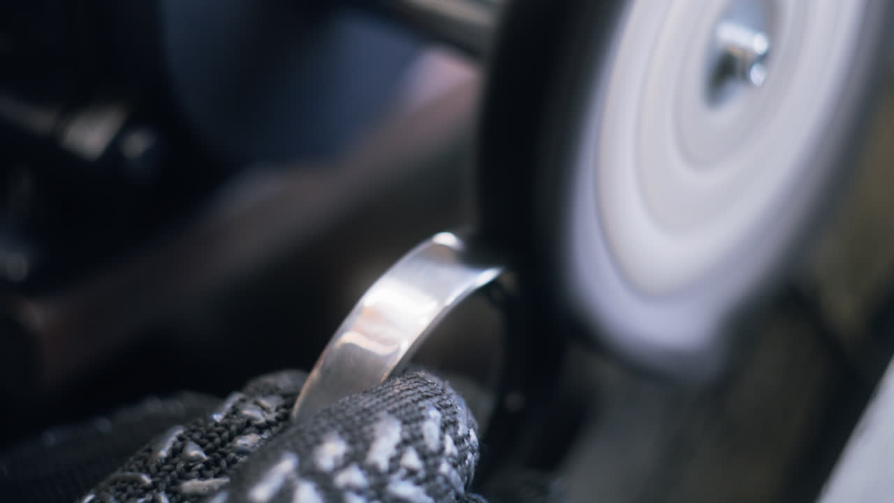 artesano trabaja en una máquina de molienda con pieza de trabajo