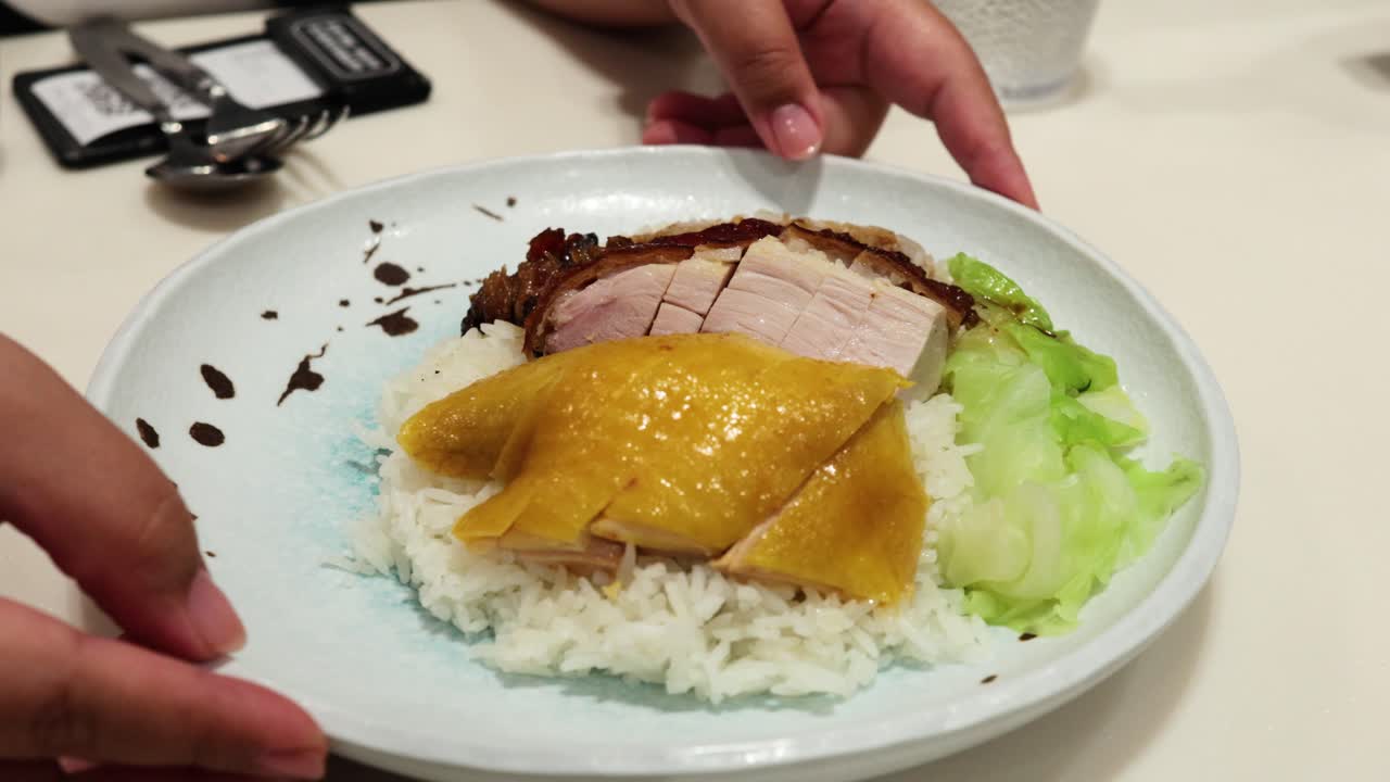 구운 오리 와  의 요리 를 제시 하는 손