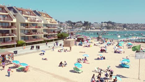 Dolly-En-Cámara-Lenta-Disparó-Por-Encima-De-Los-Turistas-Tomando-El-Sol-En-La-Playa-De-Pejerrey-En-Chile