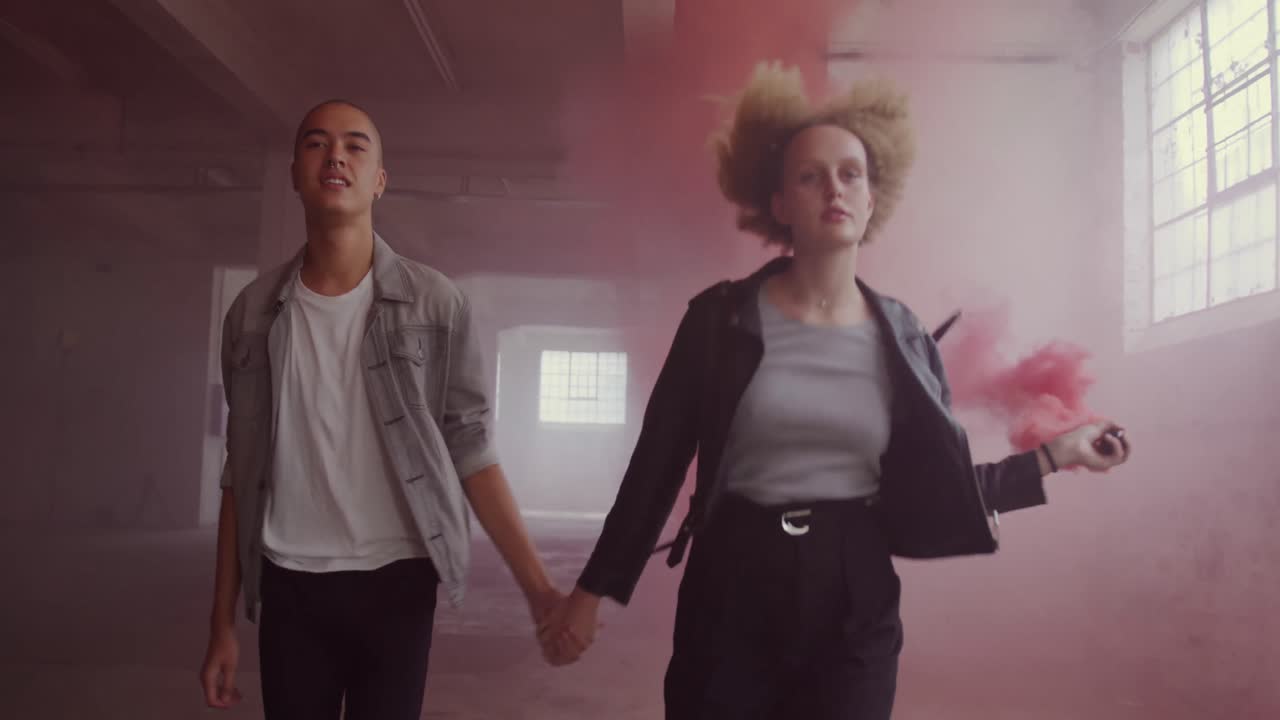 joven de moda y mujer en un almacén abandonado