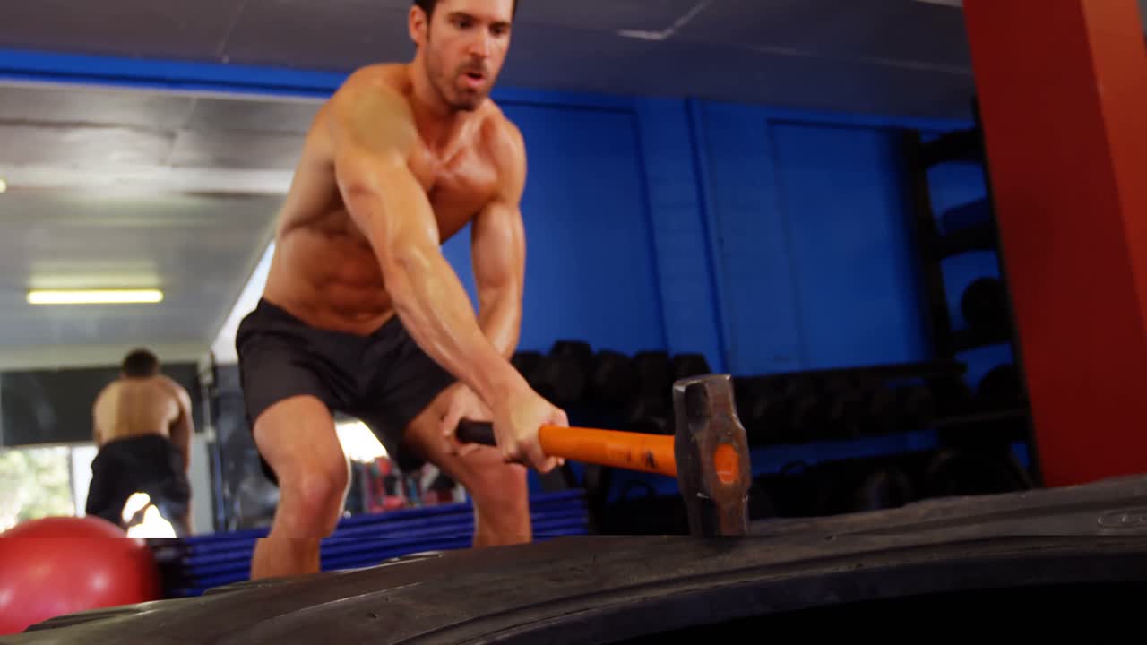 망치 훈련 운동 을 하는 사람