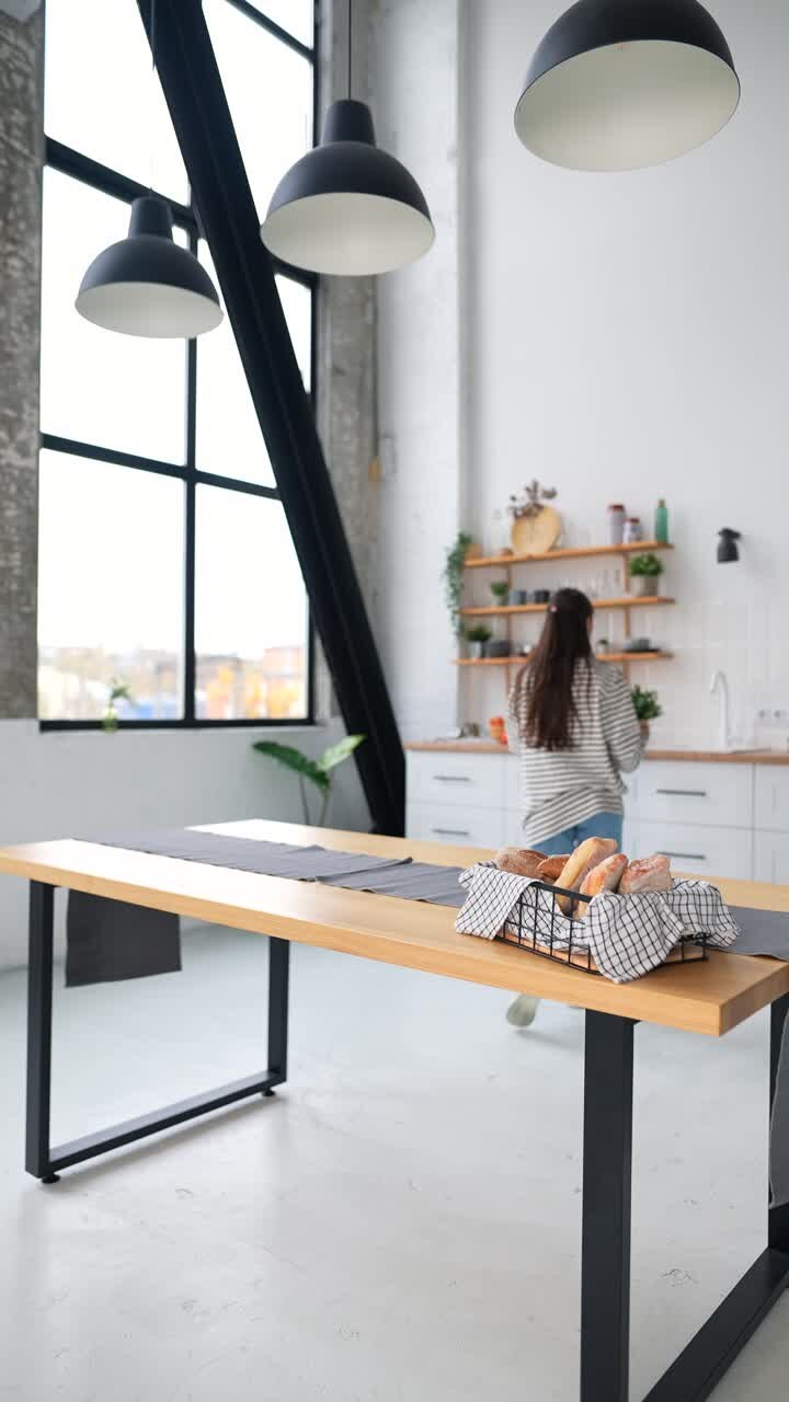 Cucina moderna con donna e colazione