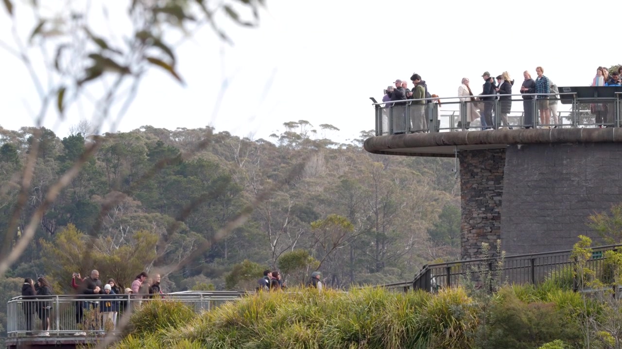 Multidões se reúnem no mirante Echo Point com vista para Katoomba, nas Blue Mountains, Austrália